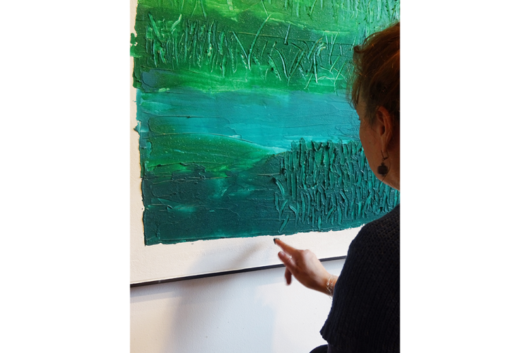 Toile fait a base de beurre, bleu et vert, œuvre participative, qui donne la possibilité au spectateur de creuser dans la matière