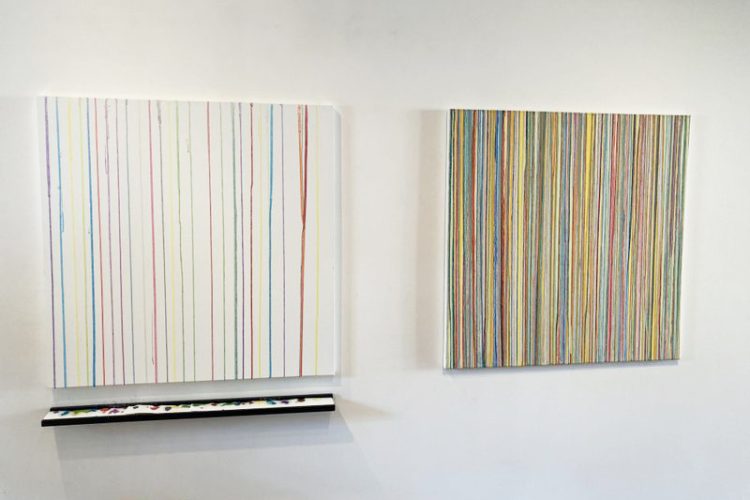 Toile vierge au départ, remplis par des spectateurs de gouttes de peinture qui coulent de haut en bas