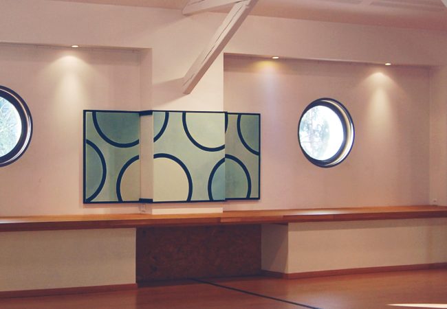 Toile en farine, pigment et laque en tryptique avec des motifs de ronds, dans les tons bleutés.