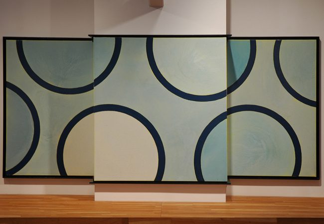 Toile en farine, pigment et laque en tryptique avec des motifs de ronds, dans les tons bleutés.