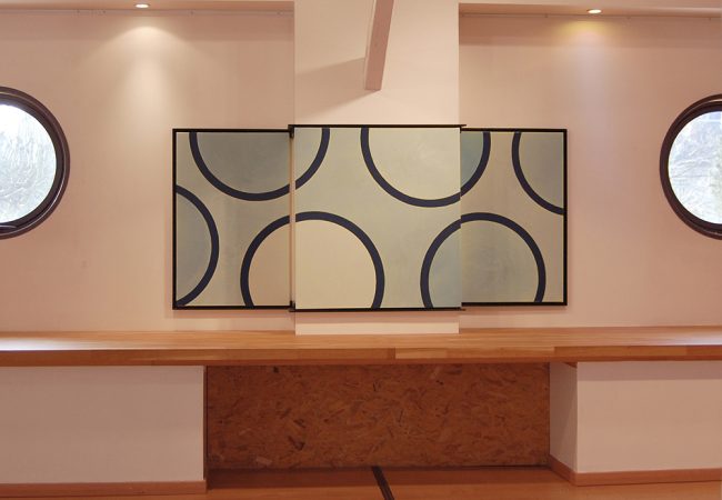 Toile en farine, pigment et laque en tryptique avec des motifs de ronds, dans les tons bleutés.