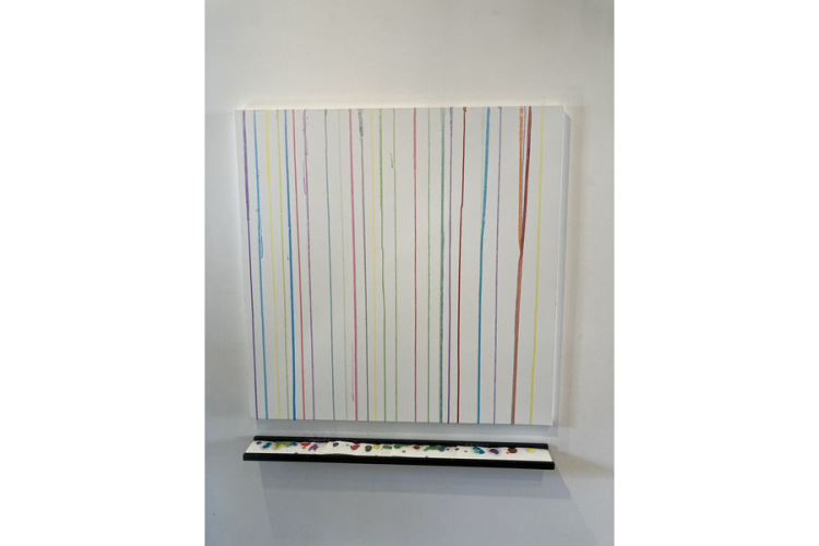 Toile vierge au départ, remplis par des spectateurs de gouttes de peinture qui coulent de haut en bas