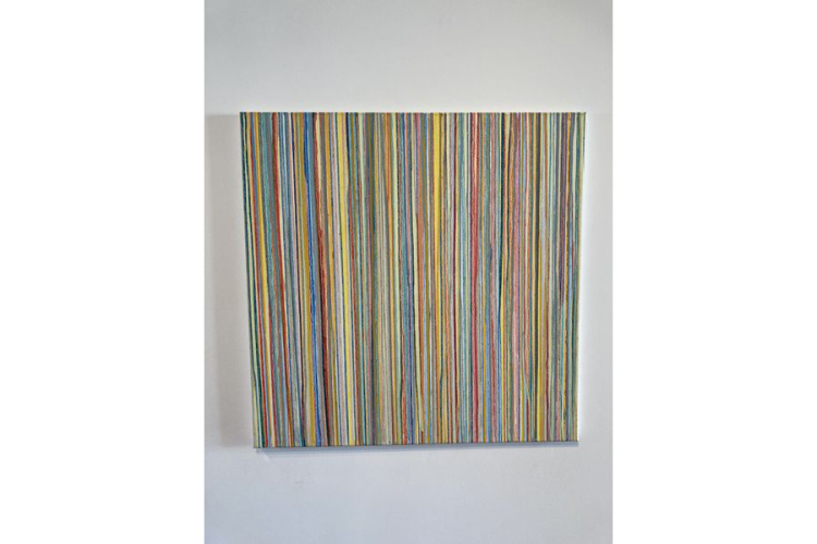 Toile vierge au départ, remplis par des spectateurs de gouttes de peinture qui coulent de haut en bas