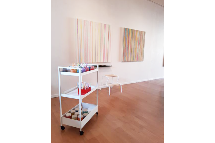 Toile vierge au départ, remplis par des spectateurs de gouttes de peinture qui coulent de haut en bas