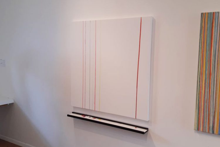 Toile vierge au départ, remplis par des spectateurs de gouttes de peinture qui coulent de haut en bas