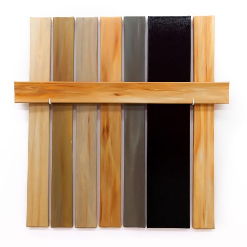 8 éléments fait de bois et de couleur noir grise, ou naturel