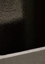 Détails d'une toile noir nacré sur son socle gris