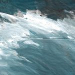 Peinture d'une vague sur du journal