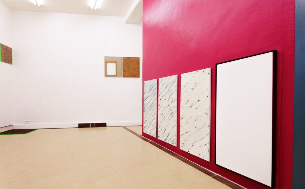 Toile avec motifs blanc et creme, sur fond framboise