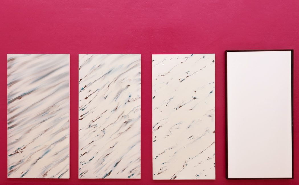 Toile avec motifs blanc et creme, sur fond framboise