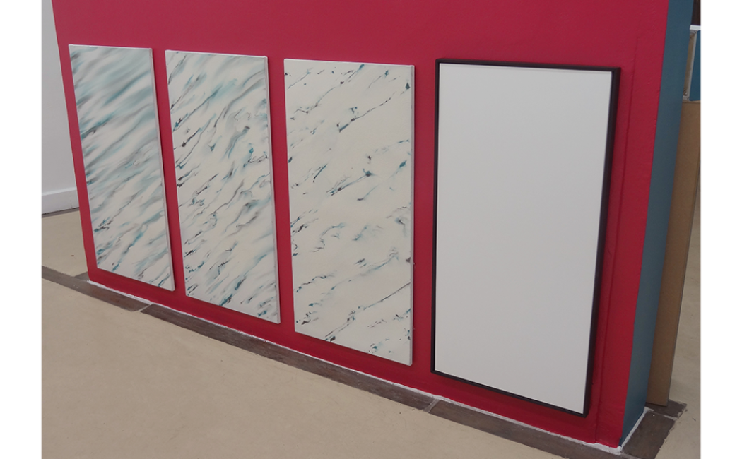 Toile avec motifs blanc et creme, sur fond framboise