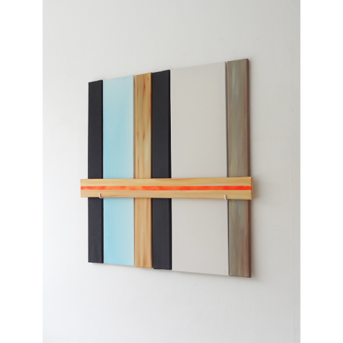 6 éléments, bleu, noir, bois, et blanc alignés et barré par un dernier fait de bois avec un ligne rouge