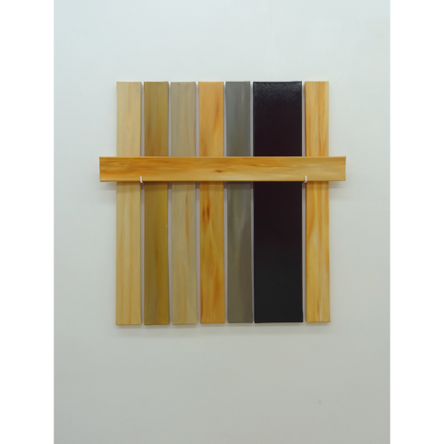 8 éléments fait de bois et de couleur noir grise, ou naturel