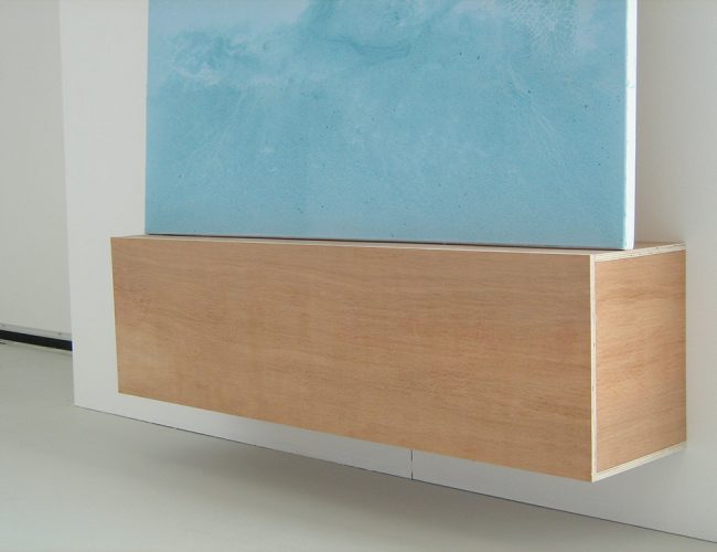 Toile bleu avec motifs de peinture en vertical sur socle en bois