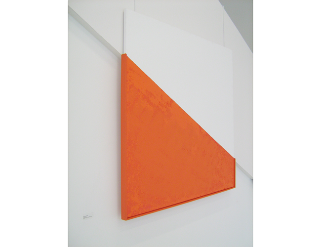 Toile orange et blanche reprenant l'angle des escalier et la couleur