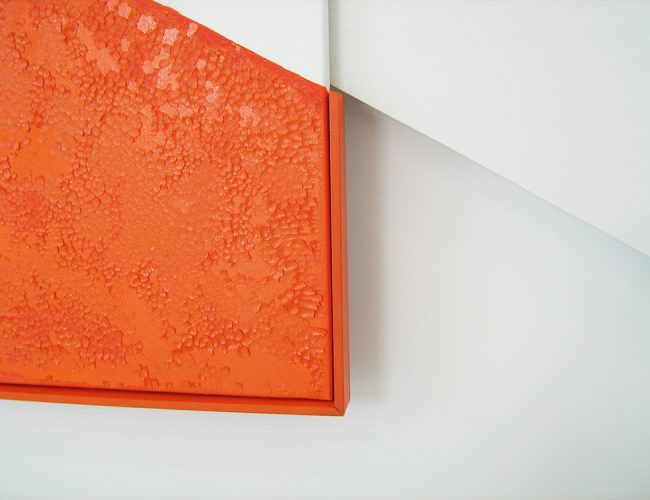 Toile orange et blanche reprenant l'angle des escalier et la couleur