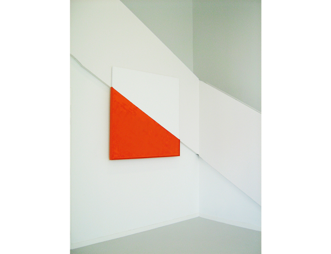 Toile orange et blanche reprenant l'angle des escalier et la couleur