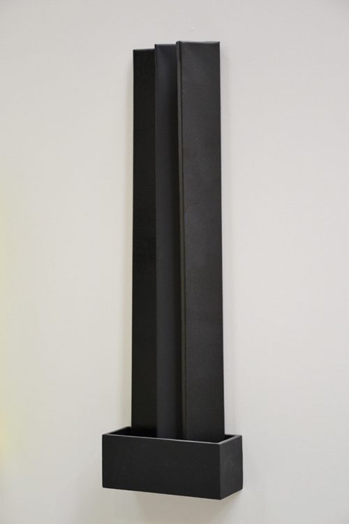 4 éléments, 3 acrylique sur toile noir, dans un socle en bois teinté