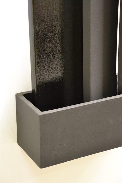 4 éléments, 3 acrylique sur toile noir, dans un socle en bois teinté