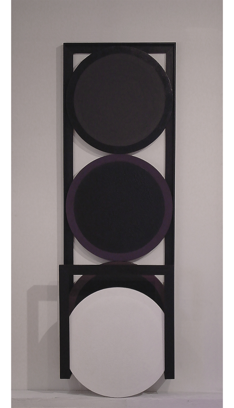 Trois cercle noir, un cercle blanc, dans un cadre long vertical