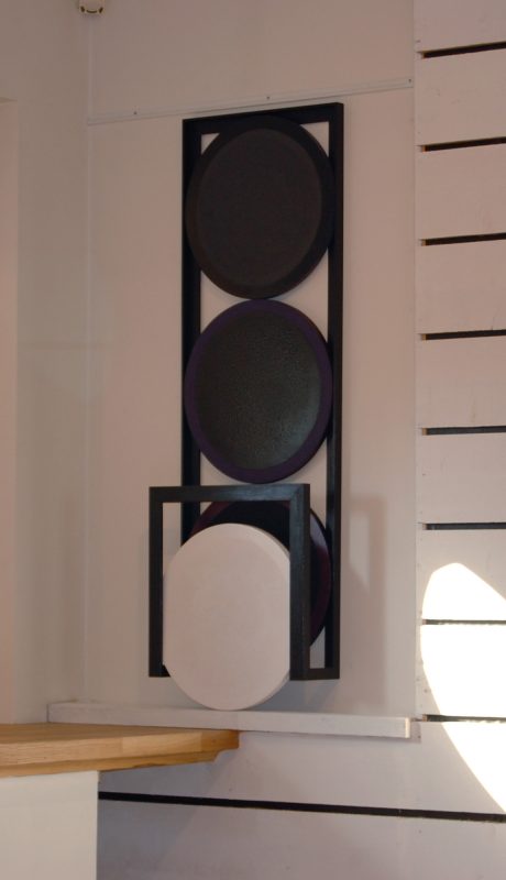 Trois cercle noir, un cercle blanc, dans un cadre long vertical