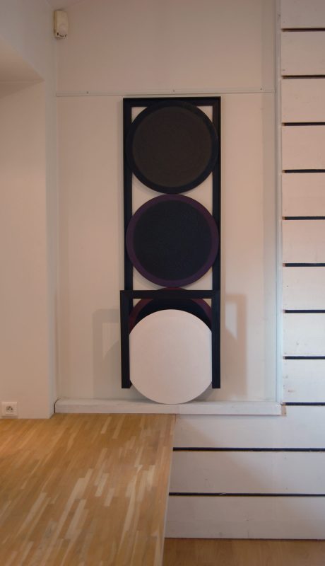 Trois cercle noir, un cercle blanc, dans un cadre long vertical