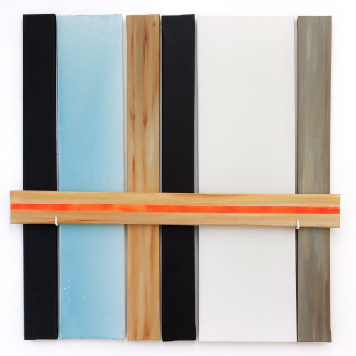 6 éléments, bleu, noir, bois, et blanc alignés et barré par un dernier fait de bois avec un ligne rouge