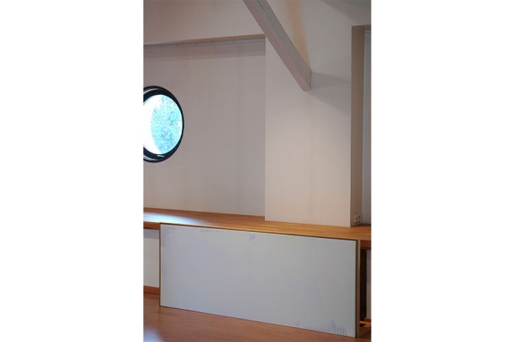 Toile blanche sur cadre en bois