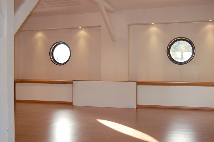 Toile blanche sur cadre en bois