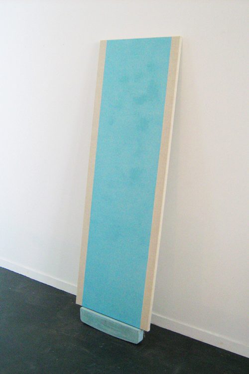 Toile bleu posé sur un socle en béton