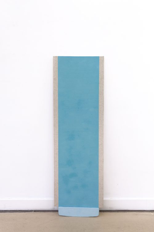 Toile bleu posé sur un socle en béton