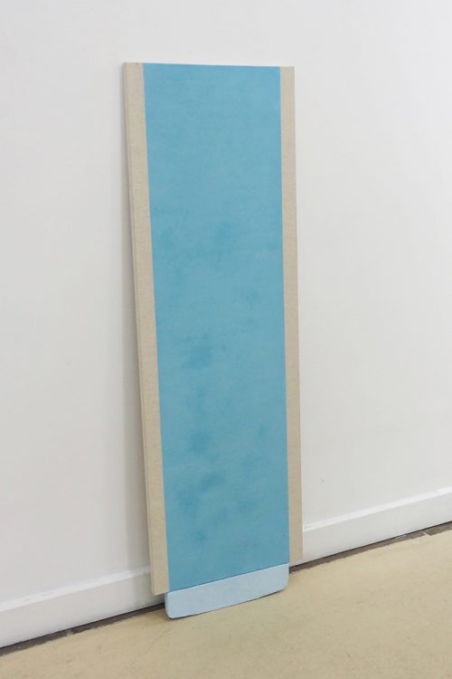 Toile bleu posé sur un socle en béton