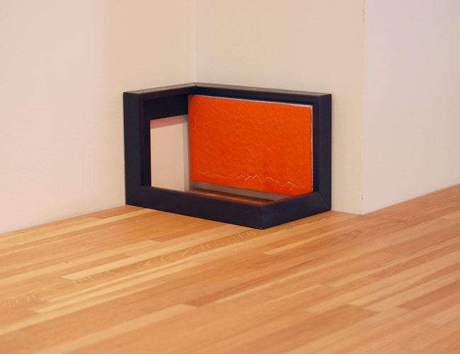 Petit toile orange dans un cadre noir