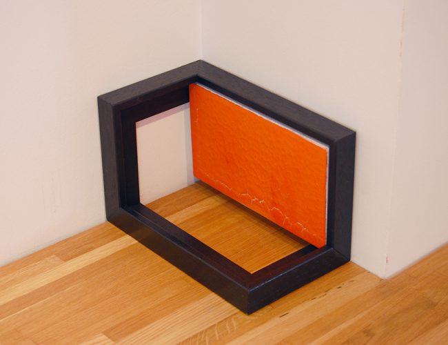 Petit toile orange dans un cadre noir