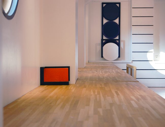 Petit toile orange dans un cadre noir