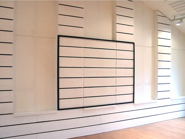 Toile emprunt au lieu, camouflé dans le décor fait de planche de bois