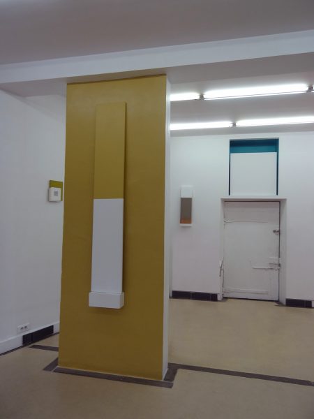 Toile blanche et caramel sur socle blanc, sur un fond caramel