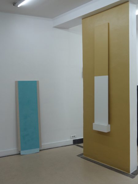 Toile blanche et caramel sur socle blanc, sur un fond caramel