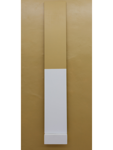 Toile blanche et caramel sur socle blanc, sur un fond caramel