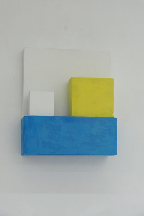 Carré jaune socle bleu