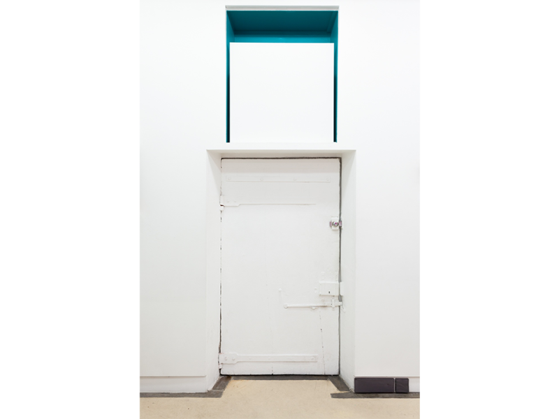 Toile blanche sur fond bleu au dessus d'une porte