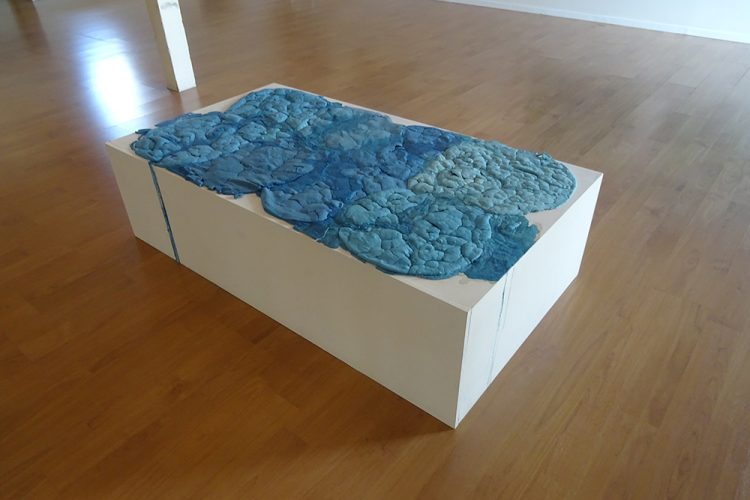 Accumulation de matière, farine teinte de bleu sur toile,