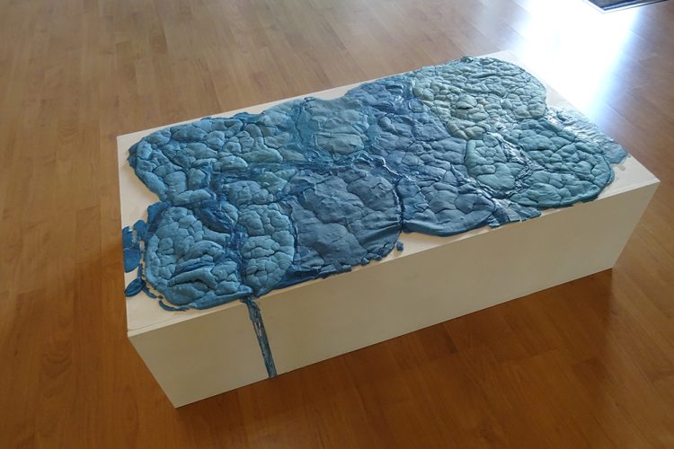 Accumulation de matière, farine teinte de bleu sur toile,