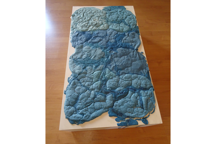 Accumulation de matière, farine teinte de bleu sur toile,