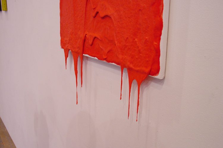 Toile orange, fait de farine dégoulinante