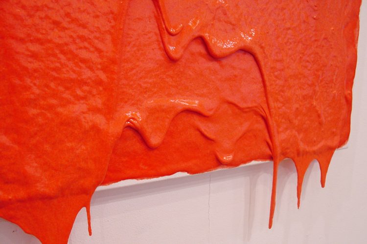 Toile orange, fait de farine dégoulinante