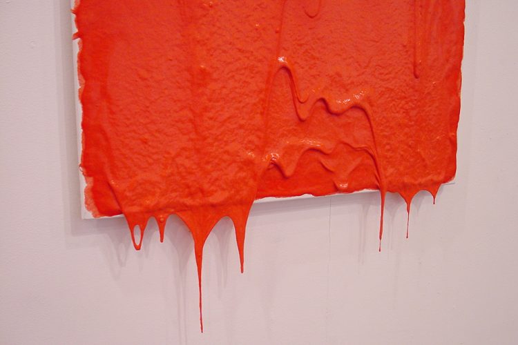 Toile orange, fait de farine dégoulinante