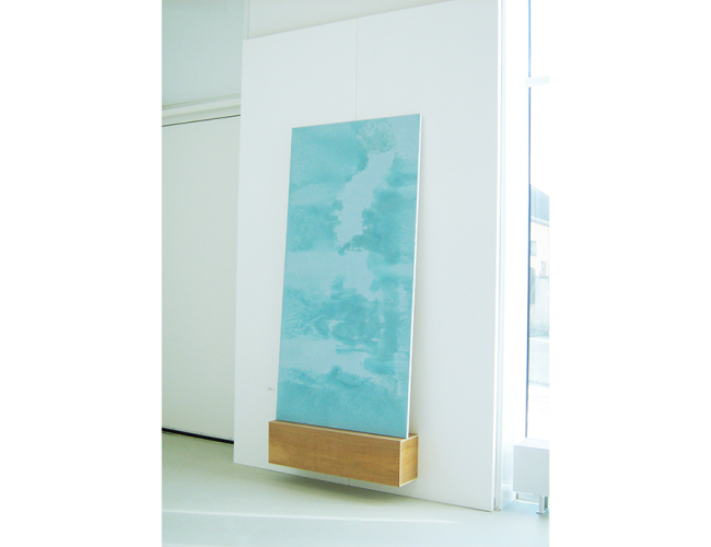 Toile bleu avec motifs de peinture en vertical sur socle en bois