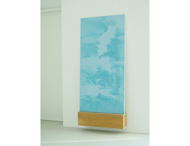 Toile bleu avec motifs de peinture en vertical sur socle en bois