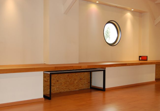 Toile motif jaune et orange, sur un cadre en forme de table